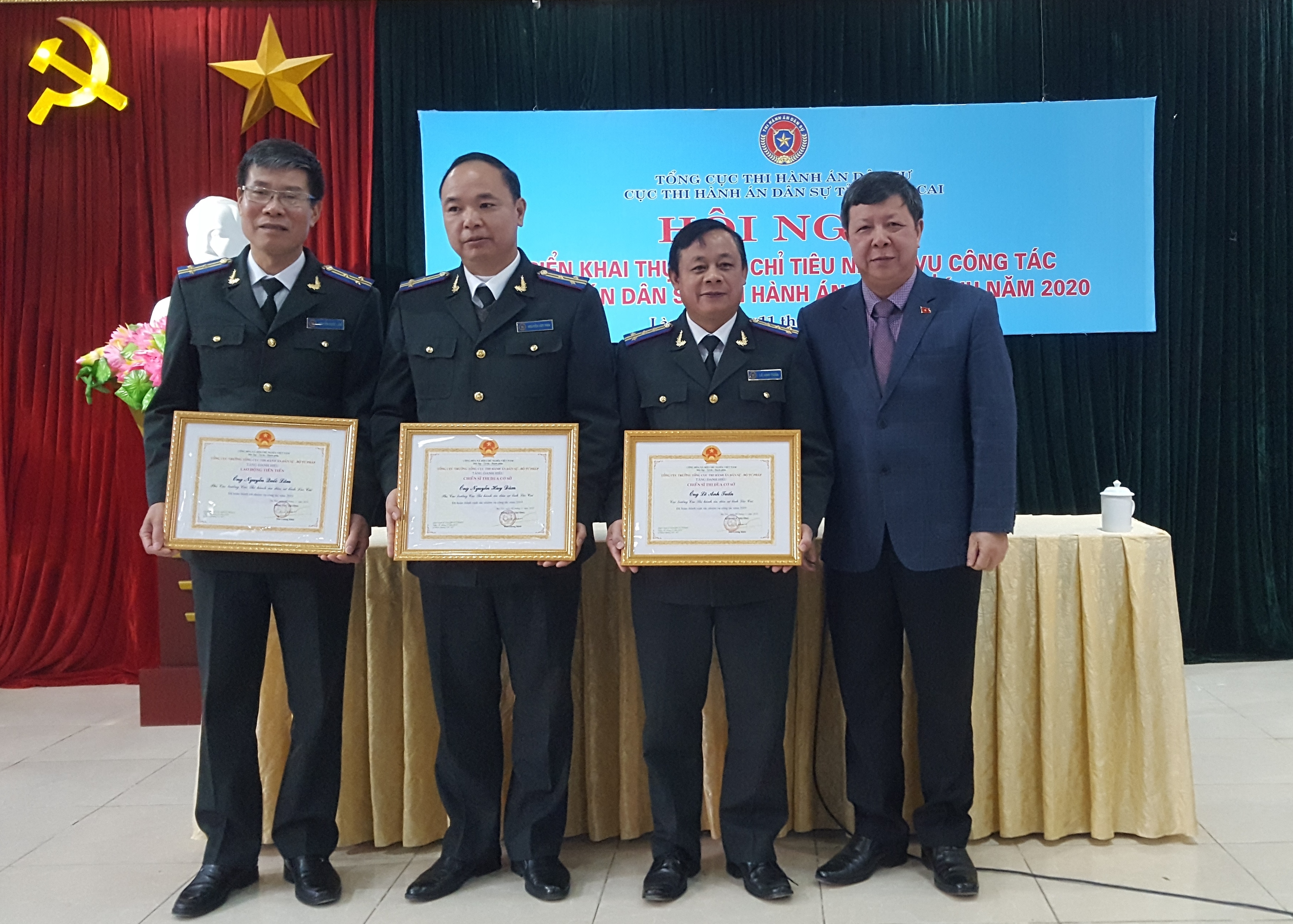 Đc Lê Ngọc Hưng - Trưởng BCĐ THADS trao cá nhân có thành tích xuất sắc năm 2019